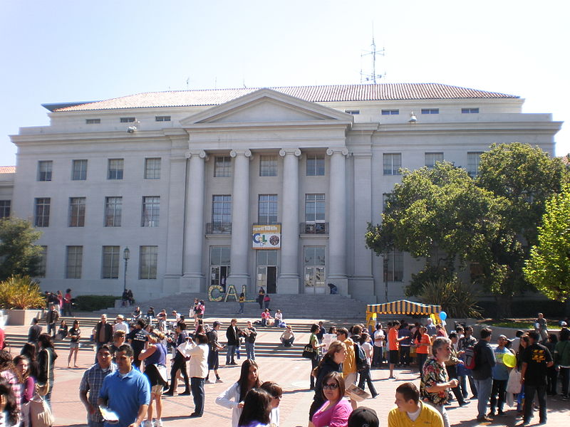 800px-Sproul_Plaza_during_Cal_Day_2009_3.JPG