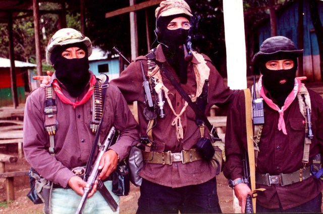 Supcomandante Marcos con otros miembros del EZLN en Chiapas en los 90.