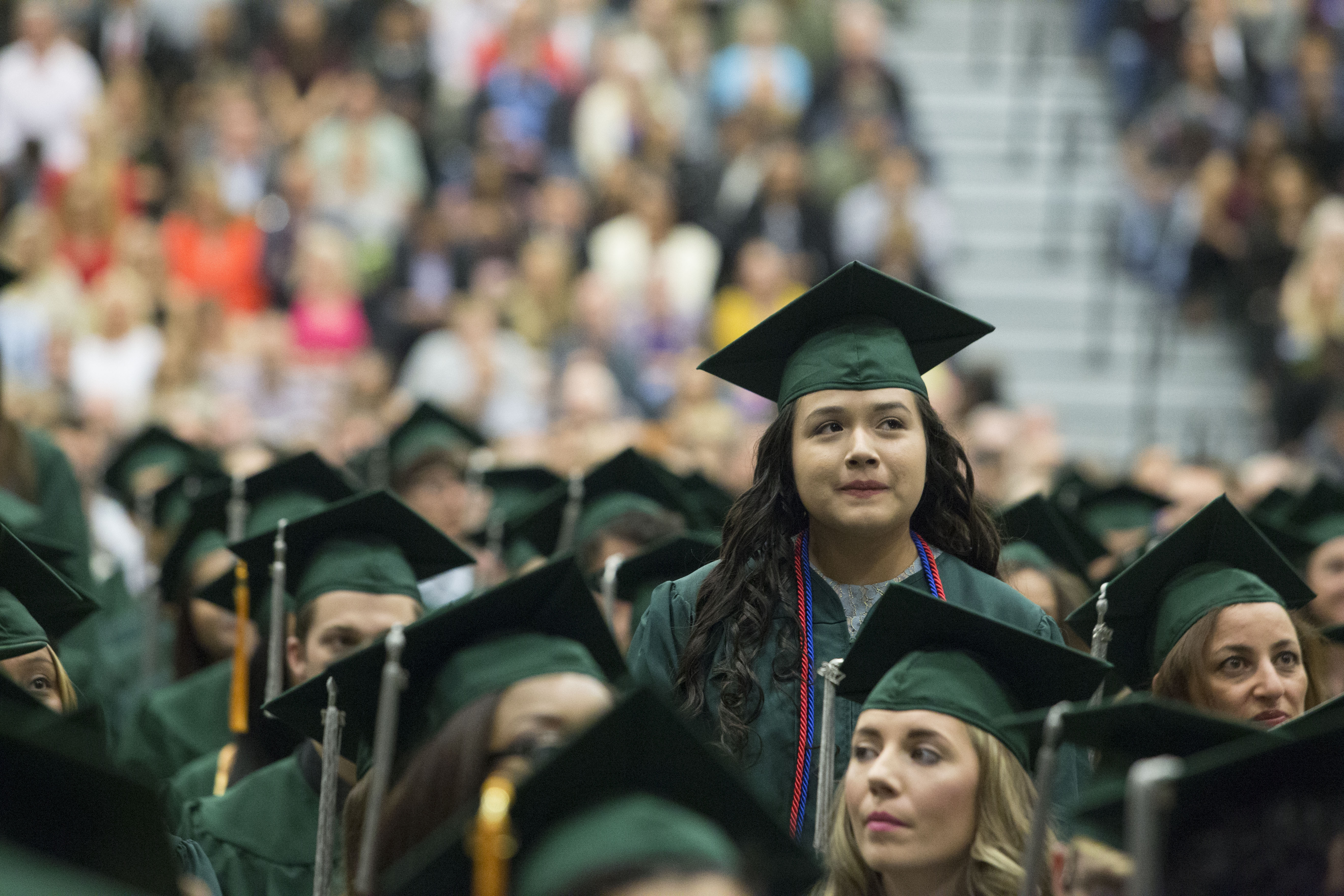 Una universidad comunitaria en los Estados Unidos celebra su ceremonia de graduación. | A community college in the U.S. celebrates its 50th graduation ceremony.
