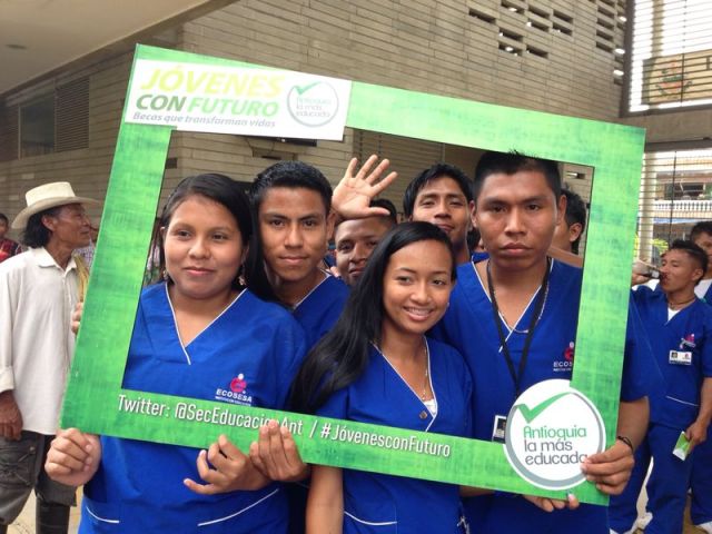 Participantes en el programa "Jóvenes con Futuro" en Antioquia, Colombia.