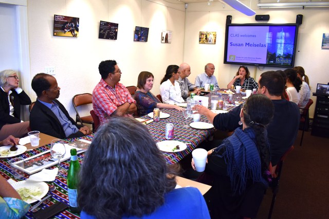 Susan Meiselas joins Berkeley students and faculty for lunch at CLAS.