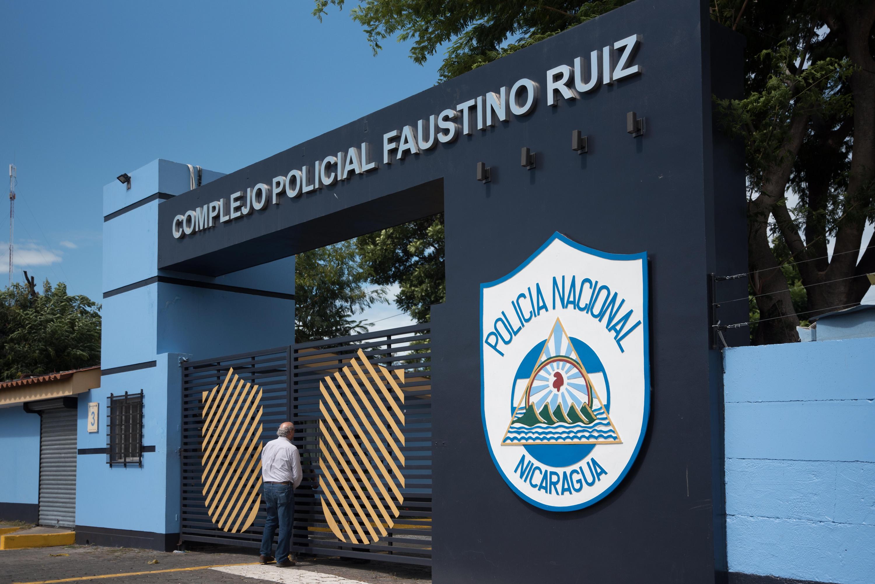 Carlos Fernando Chamorro appeared at the Faustino Ruiz Police Complex to demand an answer after the confiscation of Confidencial and Esta Semana. December 15, 2018.