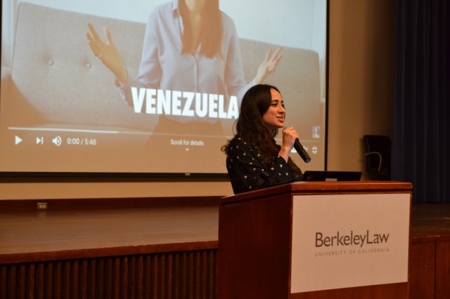 Gisela Pérez, human rights lawyer and data journalist, introduces the guest speakers and sets the backdrop for the discussion.