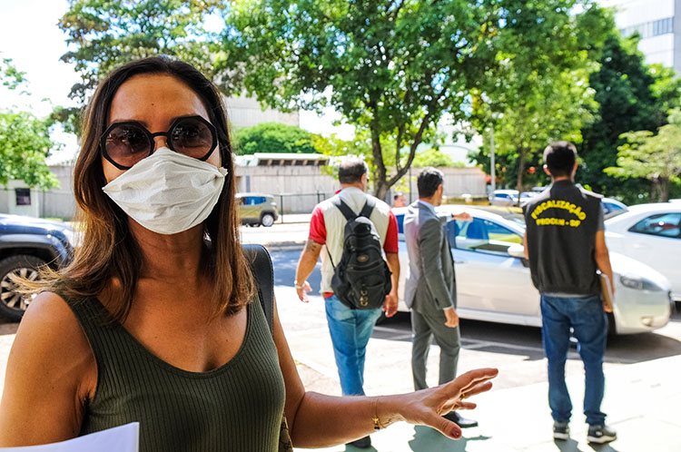 Government agents supervise sales of sanitizer, masks, and other medical supplies to prevent price gouging and hoarding, March 2020. (Photo by Paulo H. Carvalho / Agência Brasília.)