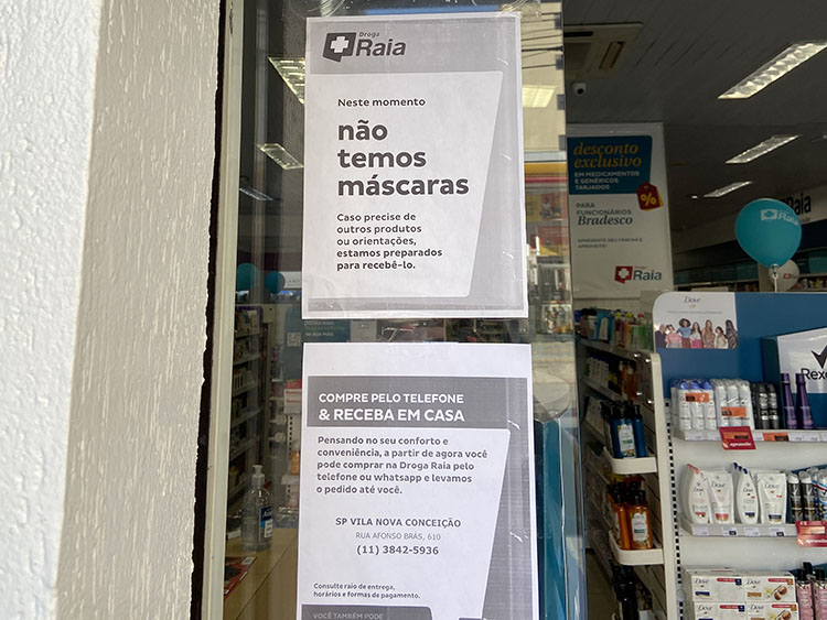A sign in a Brazilian pharmacy: "We don't have masks." (Photo by Elize Massard da Fonseca.)