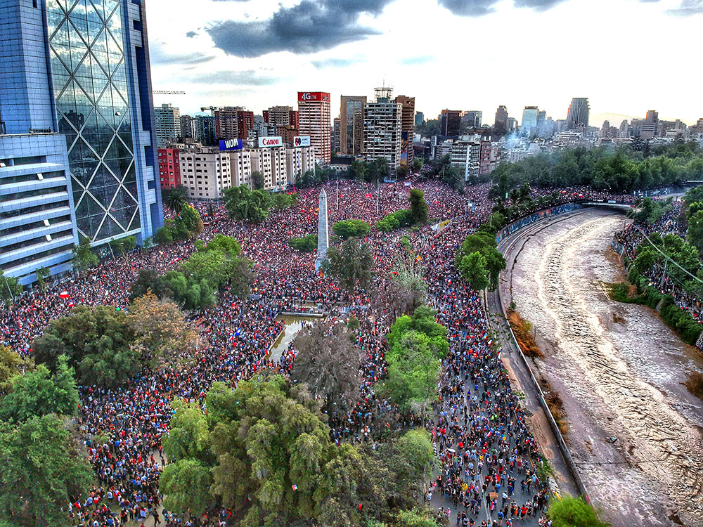 Marcha de protesta en la Plaza Baquedano en Santiago, Chile.