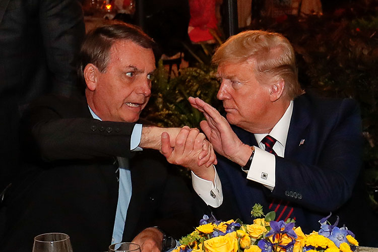 Jair Bolsonaro com o presidente dos EUA, Donald Trump, na Flórida, em 7 de março de 2020. Um membro da equipe de Bolsonaro testou positivo para o coronavírus alguns dias depois. (Foto de Alan Santos / PR.)