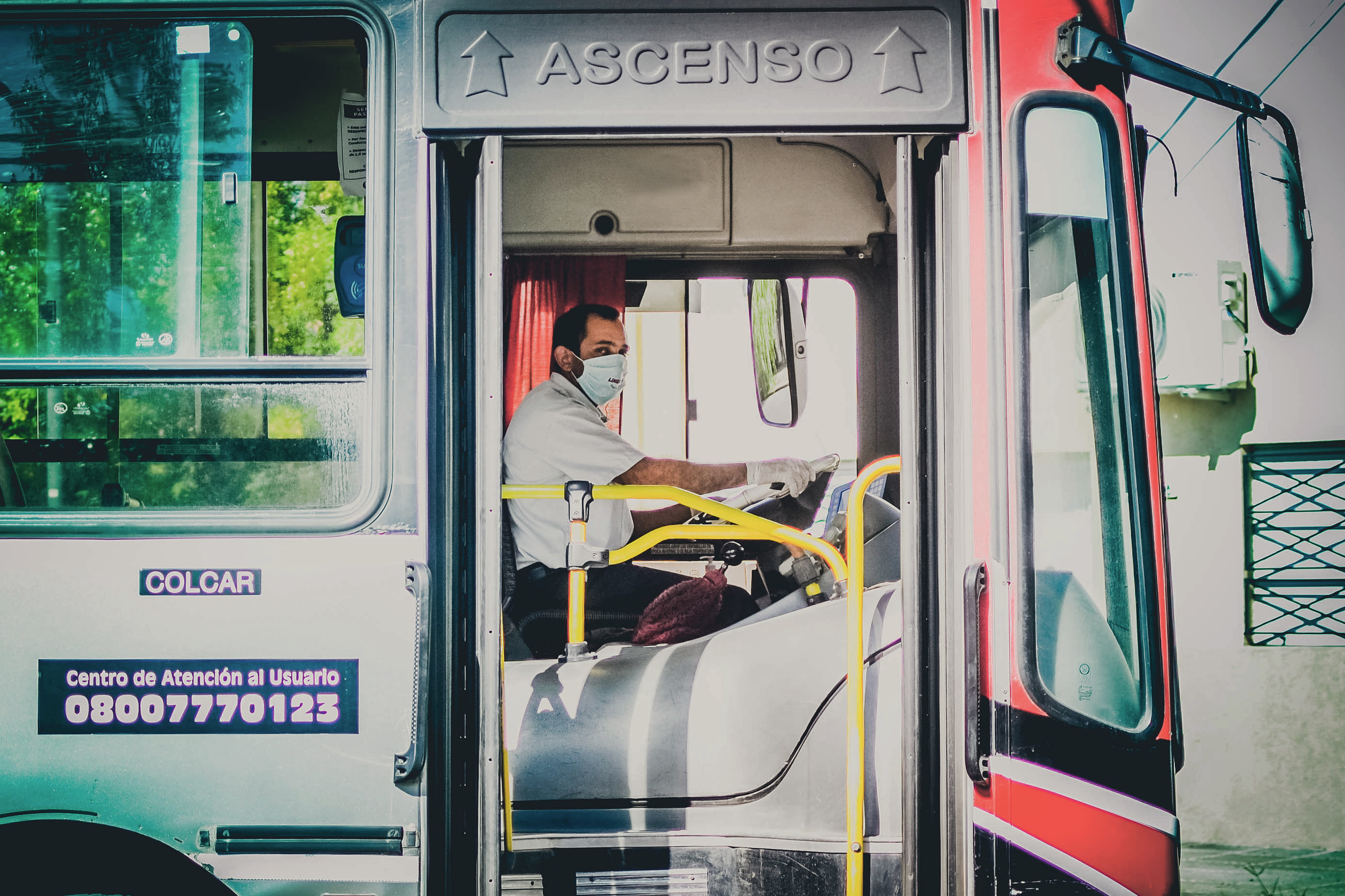 Un conductor de autobús argentino usa una máscara para protegerse contra el coronavirus, marzo de 2020. (Foto de TitiNicola).
