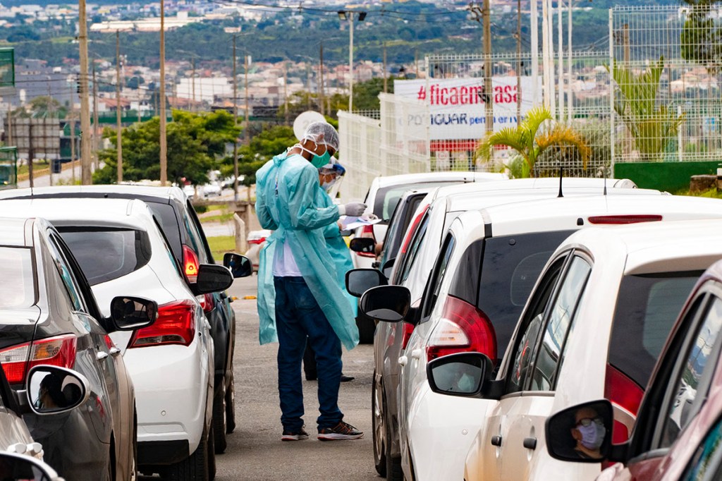A drive-through testing facility for Covid-19 in Águas Claras, April 2020. (Photo by Leopoldo Silva/Agência Senado.)