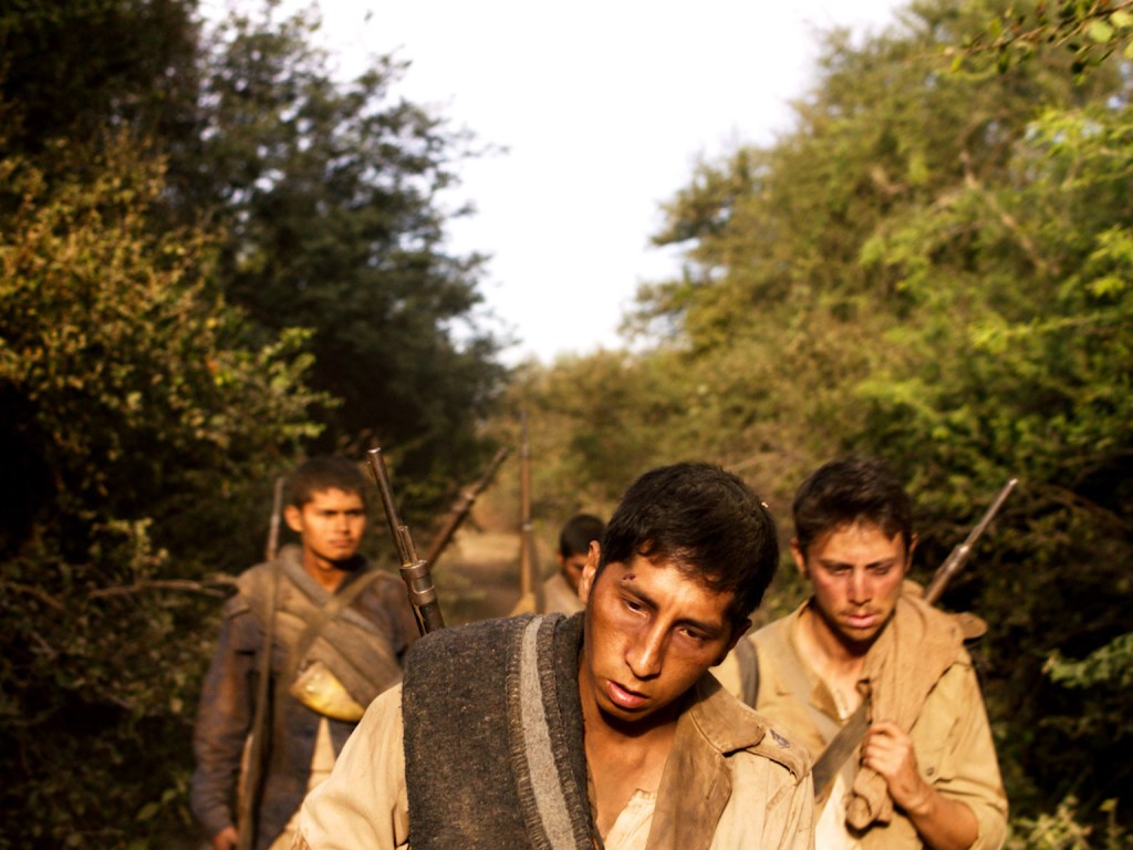 Hombre sucio caminando por el bosque, cansado 