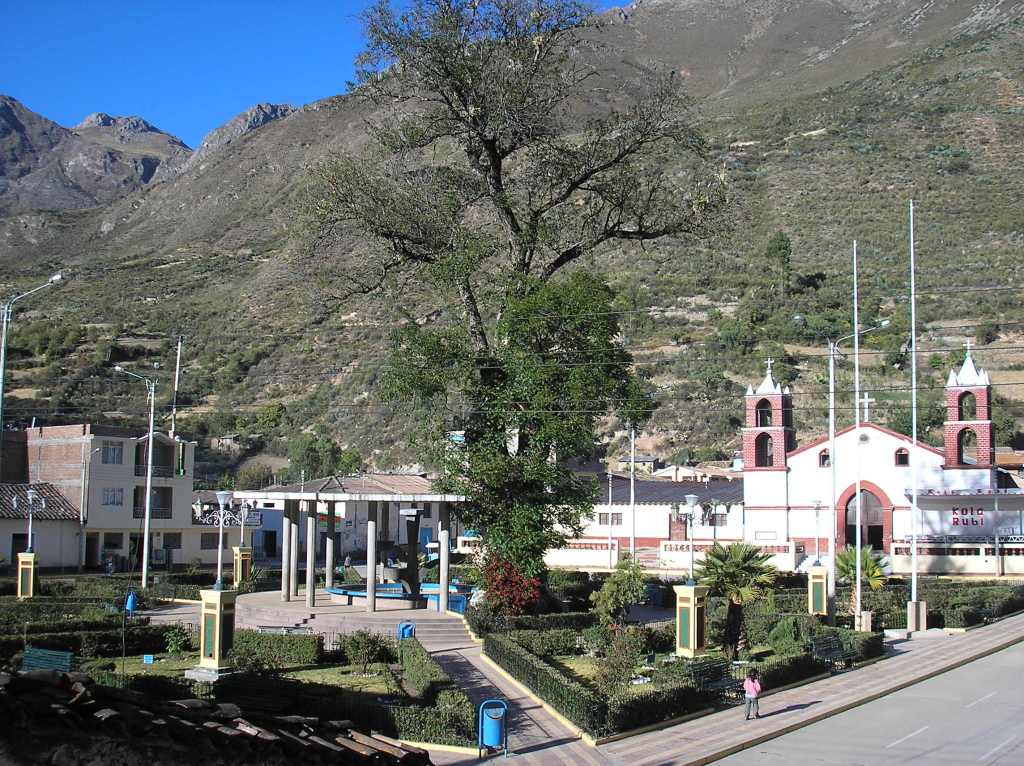 Plaza de Huancapi, con su cedro en el medio frente a la iglesia. (Foto cortesía de Valérie Robin Azevedo).