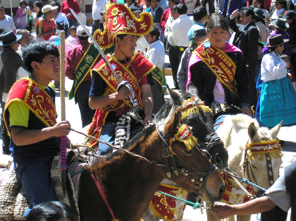 Cargontes del santo patron San Luis de Huancapi, el diacentral de su celebracion 25 de agosto del 2009. (Foto cortesía de Valérie Robin Azevedo).