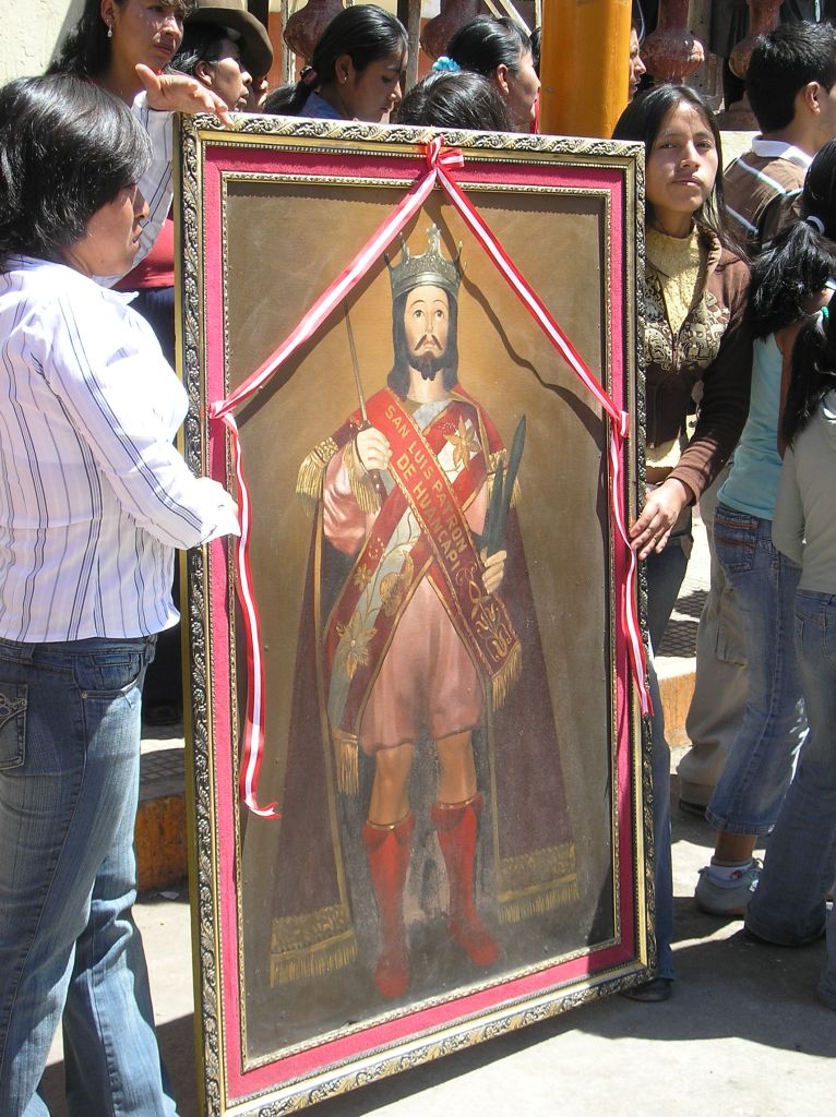 Para la procesion, devotos sacan el retrato de San Luis Rey de Francia,patron del pueblo de Huancapi. (Foto cortesía de Valérie Robin Azevedo).