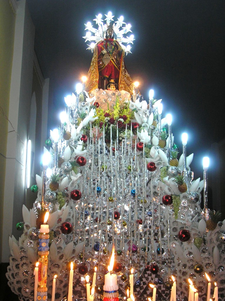 San Luis alistado en su anda en la iglesia antes de la procesion. (Foto cortesía de Valérie Robin Azevedo).