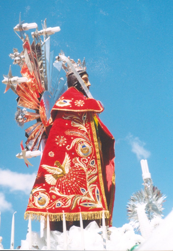 San Luis Rey de Francia, patron del pueblo de Huancapi (Ayacuho, Peru) en procession en el dia central de su fiesta, 25 de agosto del 2004. (Foto cortesía de Valérie Robin Azevedo).