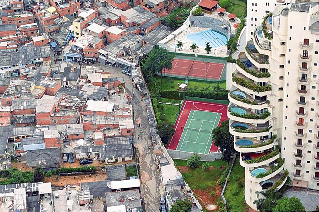 On the left is Paraisópolis (Paradise City). On the right is Morumbi. (Photo by Tuca Vieira.)