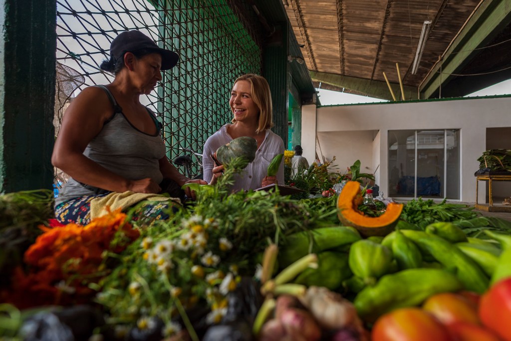 The author interviewing campesino produce vendor Luz Dila. (Photo by Fabián Villa.)