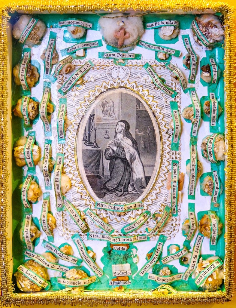 Anonymous, Reliquary with the image of Saint Teresa of Jesus, 16th-17th century, Quilling. Museum of Carmen, Villa de Leyva. 