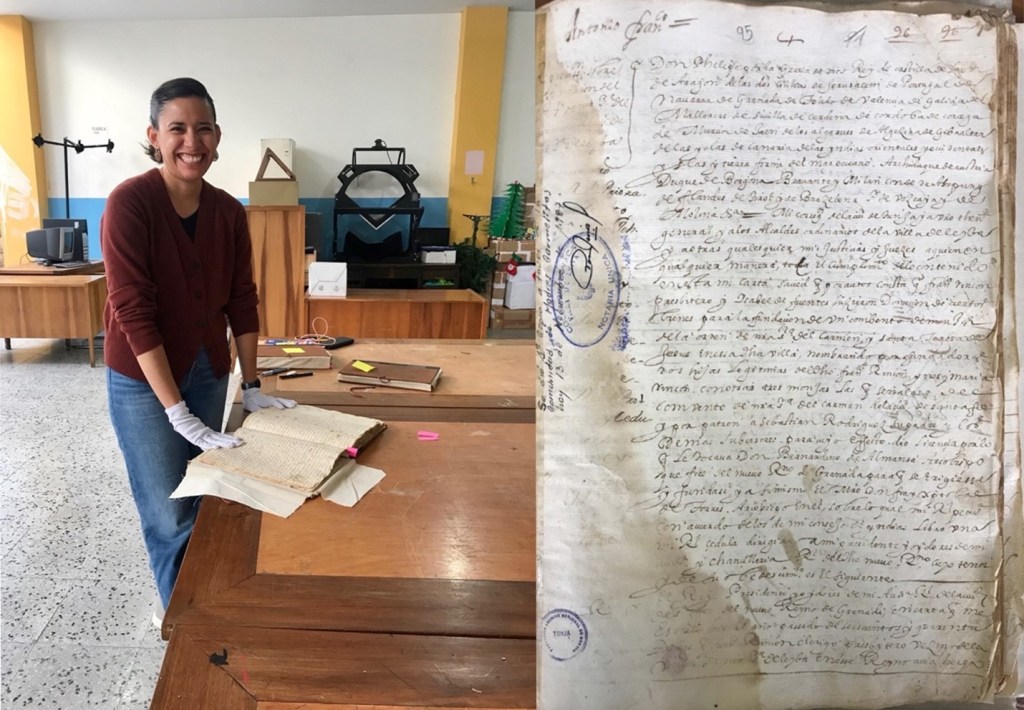 Left: Self-portrait at the Regional Historical Archive of Boyacá (AHRB). Right: Statement of the Notary Public Don Joseph Cavallo on the foundation of the Convent of the Discalced Carmelites in Villa de Leyva, Notary Villa de Leyva 47, Fol. 95-99, 1642. Tunja, Colombia, 2019.